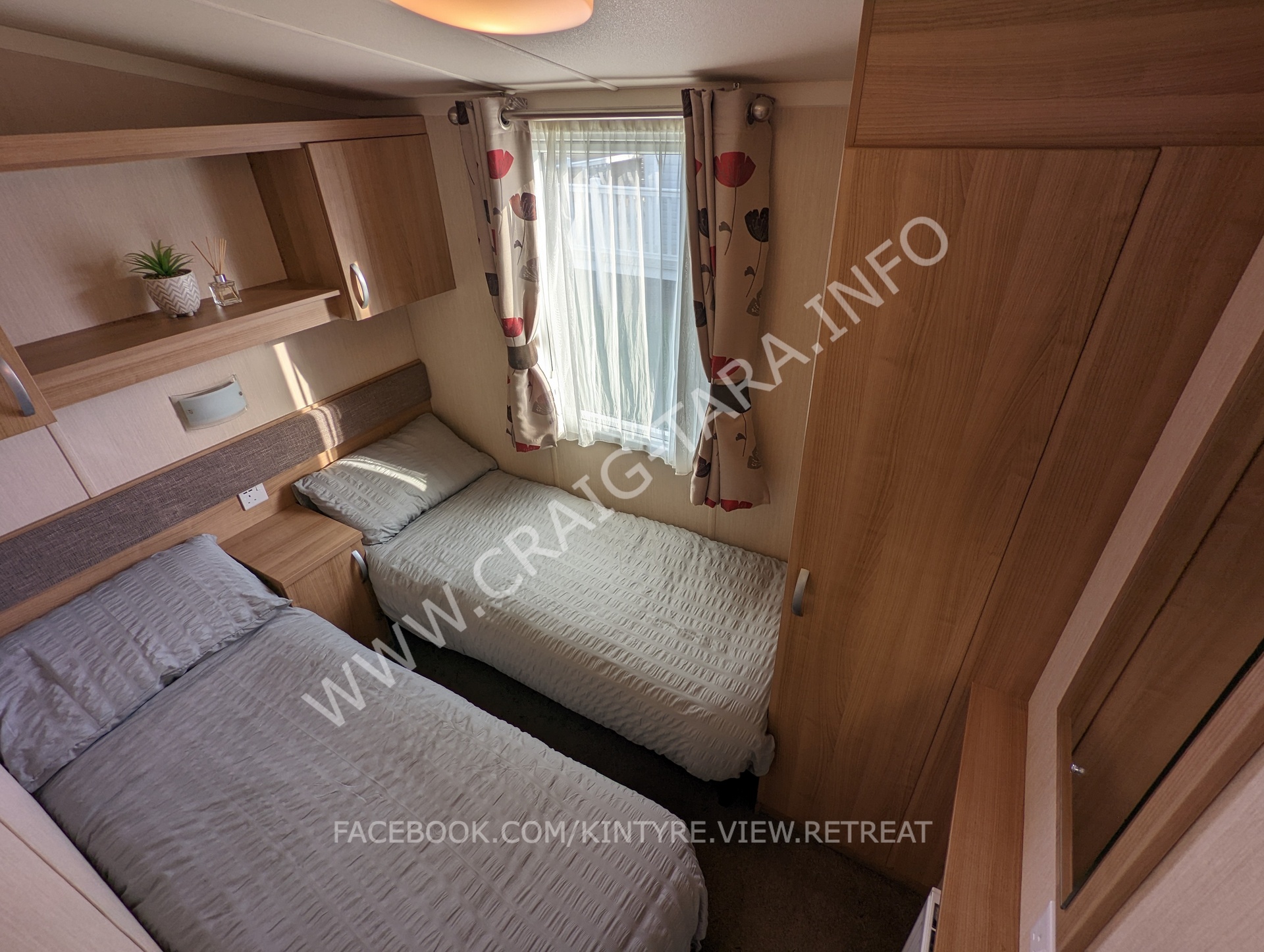 second bedroom with two twin beds