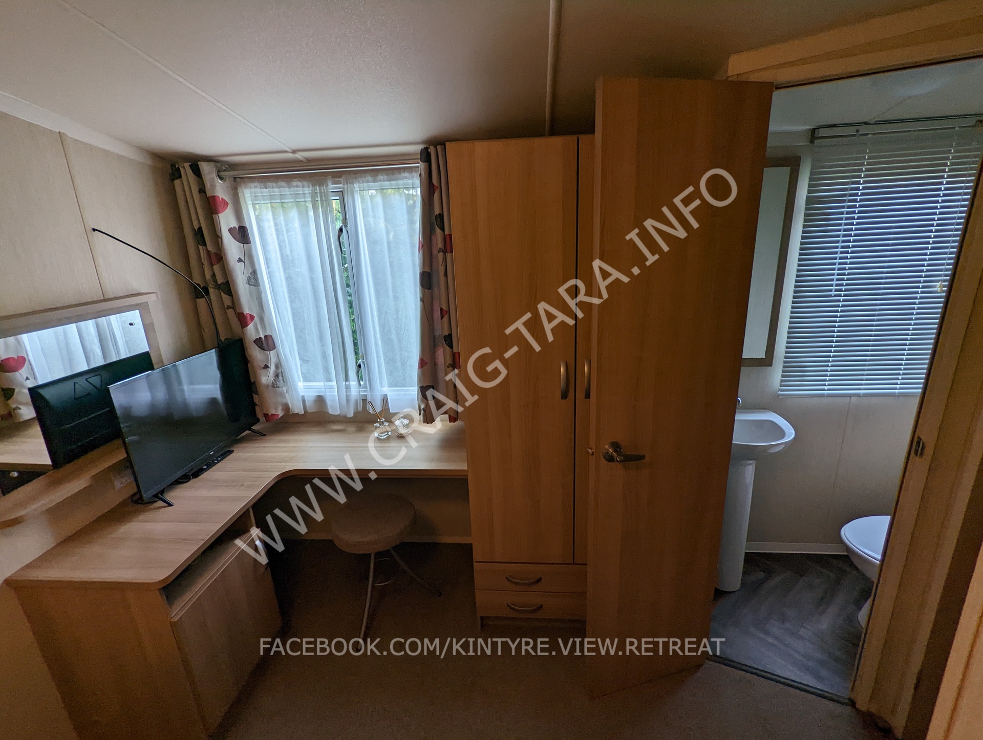 dressing table and en-suite bathroom